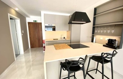 Qawra Apartment | MIA Black Luxury Suite - with Private Pool Spa