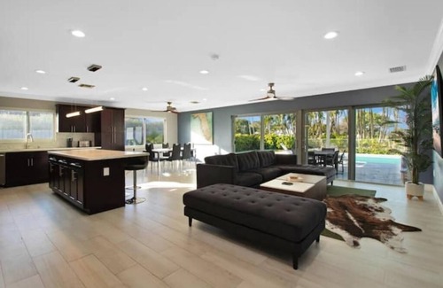 Ludlam House | MIA Golf course home large saltwater pool/spa&yard