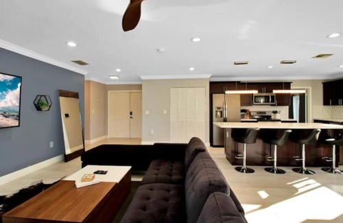 Ludlam House | MIA Golf course home large saltwater pool/spa&yard