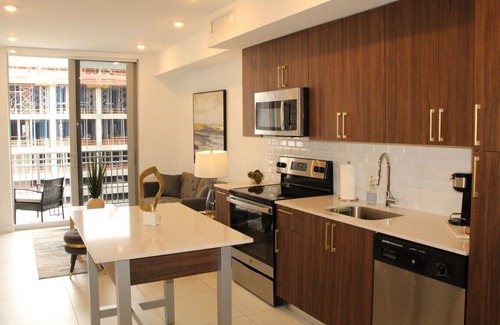 Overtown Condo | Miami 1BR/1BA Rooftop Pool