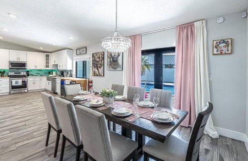 Country Walk House | Miami amazing location, Luxury & Spacious, Large pool, BBQ, Game room, Pool