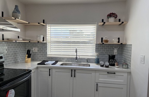 Richmond Heights House | Miami Charm with access to fun. Open modern space 5 mins to Zoo park.