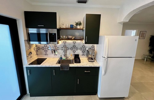 Hialeah House | MIAMI. ENTIRE PRIVATE HOME - TOP LEVEL