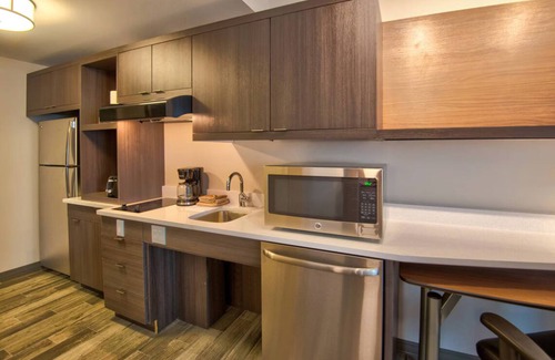 Flagami Hotel | Miami Getaway Suites Near Miami Airport with Kitchen & Pool