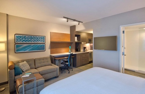 Flagami Hotel | Miami Getaway Suites Near Miami Airport with Kitchen & Pool