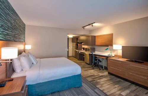 Flagami Hotel | Miami Getaway Suites Near Miami Airport with Kitchen & Pool