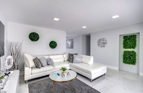 Three Lakes House | Miami luxury vacation home with heated pool & jacuzzi