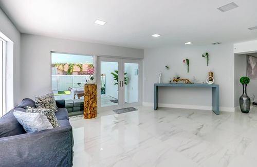 Three Lakes House | Miami luxury vacation home with heated pool & jacuzzi