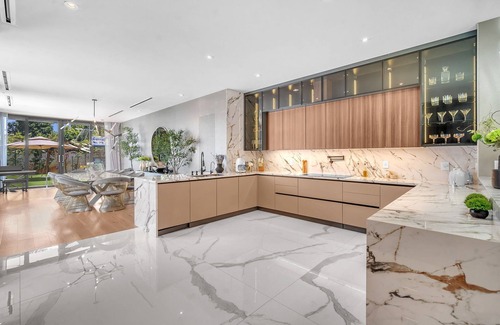 Golden Glades House | Miami Mansion 4BR2Suite Pool/Spa, Outdoor Kitchen
