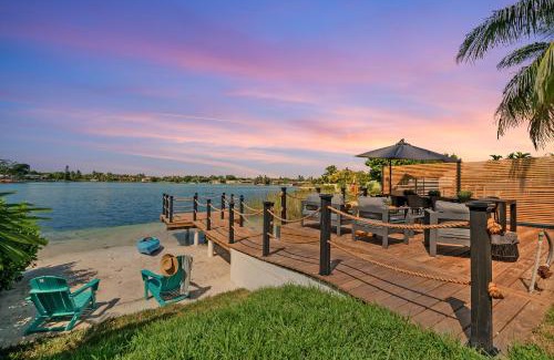 Kendall West House | Miami Oasis with Lakefront Beach Jacuzzi and Golf L56