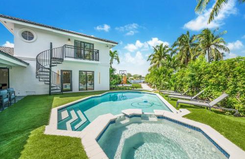 Kendall West House | Miami Oasis with Lakefront Beach Jacuzzi and Golf L56