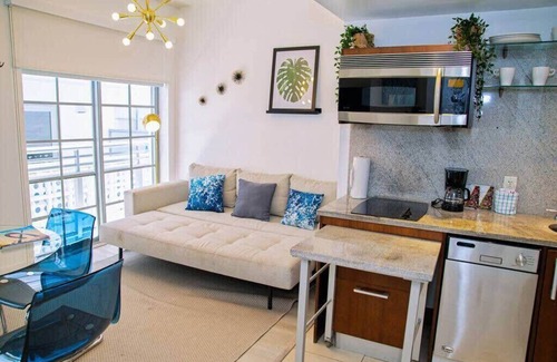 Miami Beach Condo | Miami Ocean Drive 1BR APT & Rooftop Pool Access