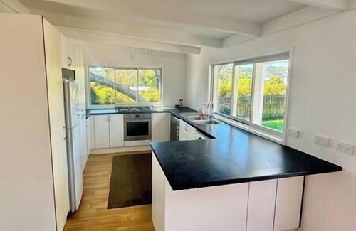Surfdale House | Miami one one - Superior King Studio - Walk to Beach, Village and 2 Vineyards