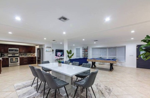 North Miami Beach House | Miami Residence "Casa del Lago"