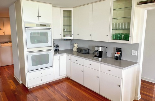 Downtown Kenosha Apartment | ~Mica Inn~ Downtown Spacious Retreat Above a Vintage/Coffee Shop.dog friendly!