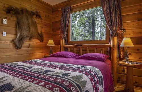 Tete Jaune Cache House | Mica Mountain Lodge & Bear at Mt Robson Park near Jasper Nat. Park AB