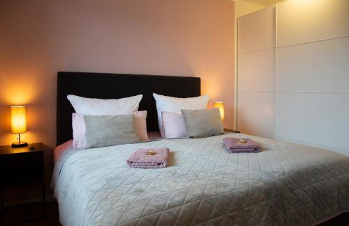 Oldenburg Apartment | MiCasa OL - Deluxe Apartment mit Stil - Carport Stellplatz - Küche - WLAN - 3,7 KW Steckdose für E Auto - Terrasse