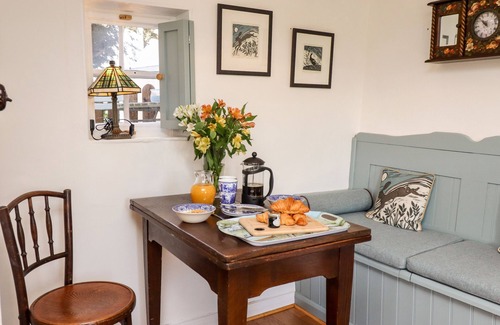 Castleton Cottage | MICHAELMASS COTTAGE, romantic, character holiday cottage in Castleton