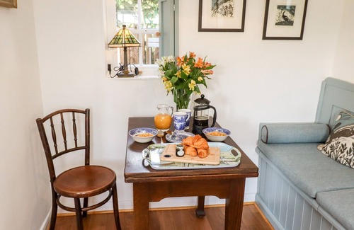 Castleton Cottage | MICHAELMASS COTTAGE, romantic, character holiday cottage in Castleton