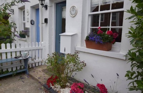 Eastbourne Seafront Cottage | Michalmas Cottage - 200yr Old Fishermen’s Cottage