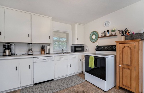 South Haven Apartment | MICHIANA #4: Second floor two bedroom one bath in downtown South Haven!