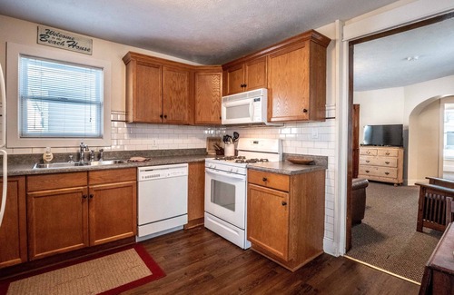 South Haven Apartment | Michiana Apartment #2: Two bedroom one bath apartment in downtown South Haven!