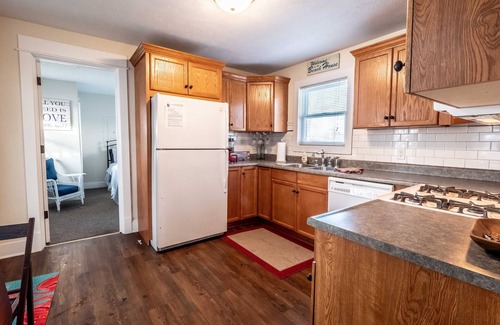 South Haven Apartment | Michiana Apartment #2: Two bedroom one bath apartment in downtown South Haven!