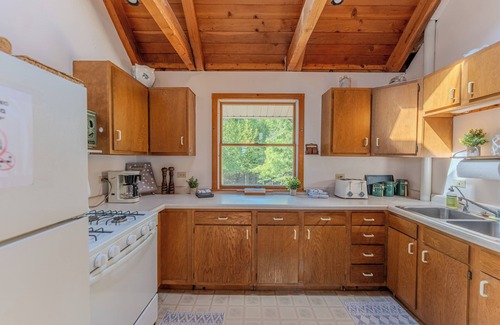 Manistique House | Michibay Getaway: Lake Michigan Autumn colors! Dog-friendly!