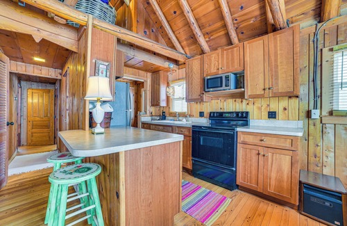 Pellston Cabin | Michigan Cabin Retreat: 5 Mi to Sturgeon Bay Beach