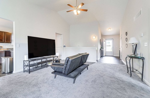 Romulus House | Michigan Home w/Yard, 3 Mi to Detroit Airport