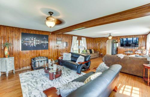Horton House | Michigan Lakefront Retreat with Kayaks and 2 Decks