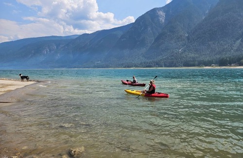 Nakusp Cabin | Micro cabin with stunning mountain views, close to Arrow lake/pet friendly!
