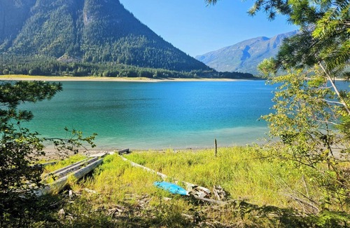 Nakusp Cabin | Micro cabin with stunning mountain views, close to Arrow lake/pet friendly!