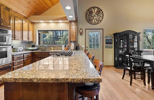 Groveland House | Micro Resort Home by the Lake, 40mins to Yosemite