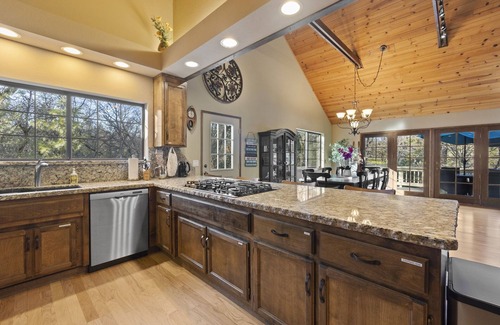 Groveland House | Micro Resort Home by the Lake, 40mins to Yosemite