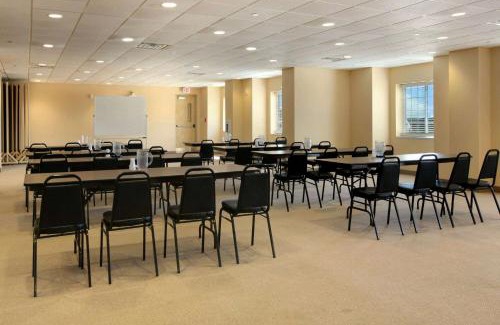 Quincy Hotel | Microtel Inn & Suites by Wyndham Quincy Downtown - River Area