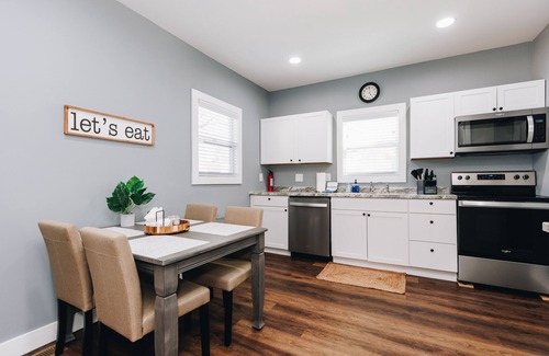 Monroe House | Mid Century 1/4 mile to Downtown Main Street - breweries, coffee, dining, shops