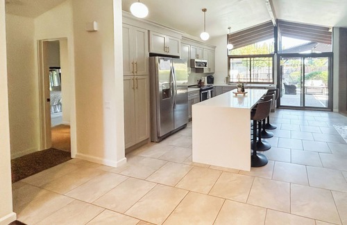 Elk Grove House | Mid-Century 3-bedroom charmer in quiet Old Elk Grove with WiFi, AC and POOL