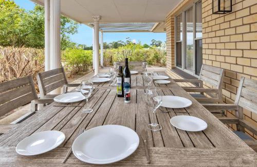 Nuriootpa House | Mid Century 4 Bedroom Getaway in Barossa Vineyard
