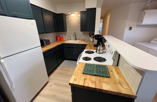 Bandon House | Mid Century Beach Bungalow - Walk to beach and 9 min. from Golf