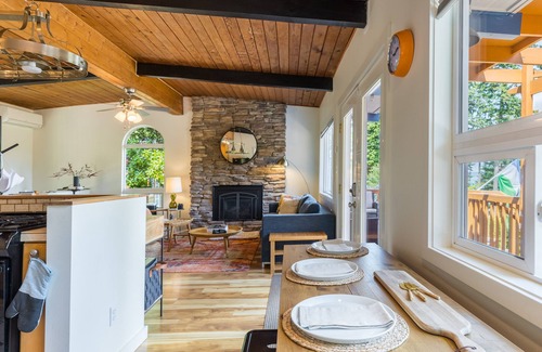 Coupeville Cabin | Mid-Century Beach Cabin by AvantStay | Walk to Beach