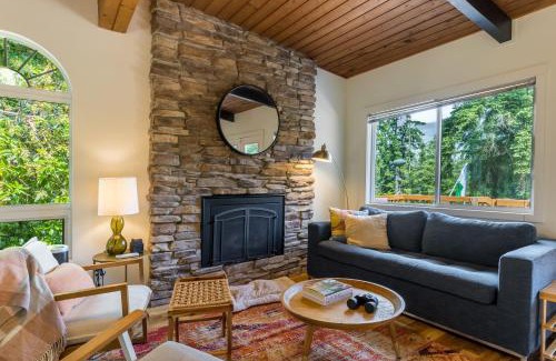 Coupeville House | Mid-Century Beach Cabin by AvantStay Walk to Beach