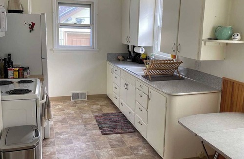 Franklin to the Fort House | Mid-century Bungalow - Walking distance to The Good Food Store and minutes from Downtown!
