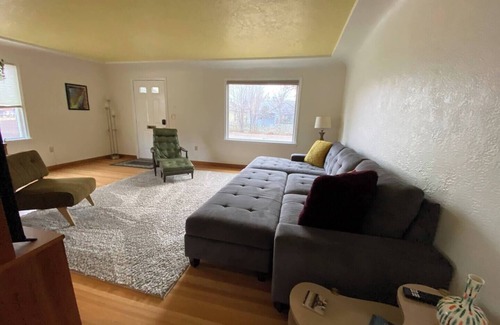 Franklin to the Fort House | Mid-century Bungalow - Walking distance to The Good Food Store and minutes from Downtown!