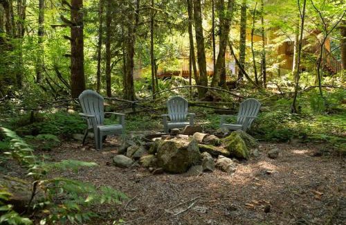 Rhododendron House | Mid-century Cabin Hideaway - Hot Tub & Fire Pit