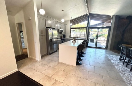 Elk Grove House | Mid-Century Charmer 3-bedroom house with a POOL in quiet old Elk Grove with WiFi