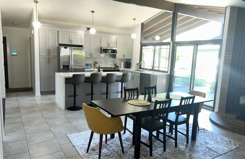 Elk Grove House | Mid-Century Charmer 3-bedroom house with a POOL in quiet old Elk Grove with WiFi