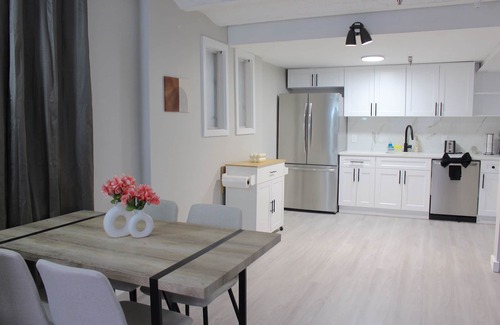 Albany Apartment | Mid-century Cozy Retreat W/D