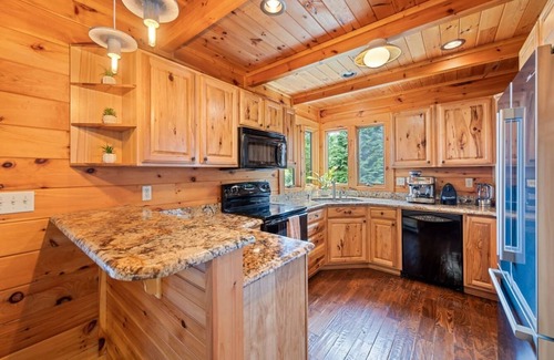 Waynesville House | Mid-Century Decor Cabin with Stunning Views