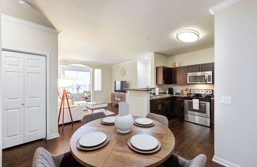 Alden Bridge Apartment | Mid-Century Gem 2-Bedroom with Workspace Gym/Basketball Court & Great Pool!